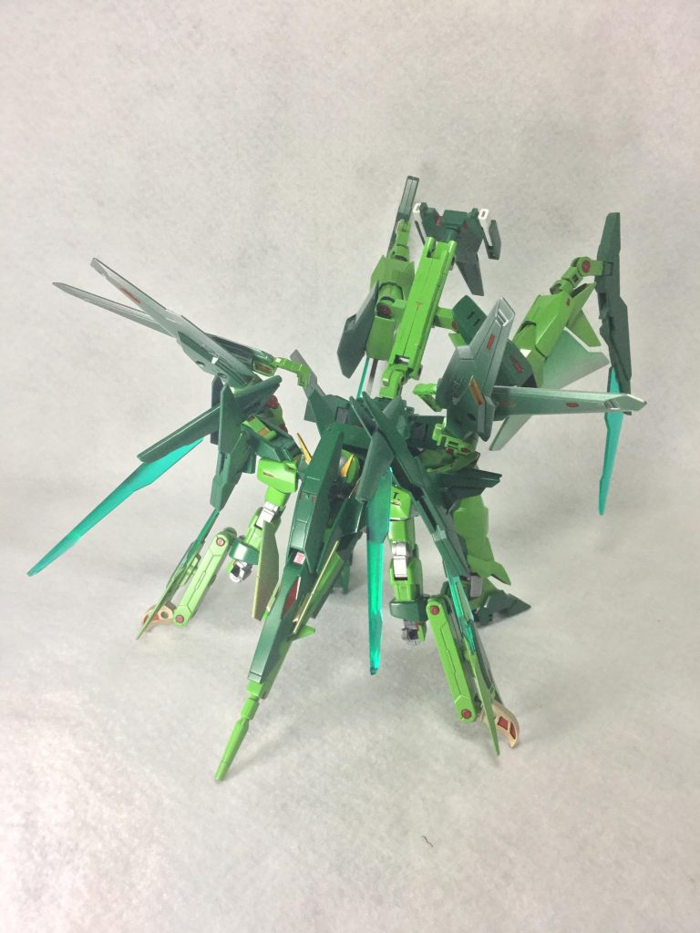 ## 〜製作秘話〜
*この作品のヒイロの製作過程を詳しく知りたい!と言う方は必見ですぞ(๑╹ω╹๑ )*
前々からカマキリ作ろ〜と思っていたら、以前のグレイズコンでベアゲートさんがカマキリを作られた為、負けじと今回のダイバーズコンはヒイロらしいカマキリを作る事を決意。胴体がフェニックス形態変形の為に90度引き出せる事、カマに見立てられるFファンネル、カマキリの頭部に見立てられるリアアーマーを持つ事から、AGEⅡマグナムをベースキットに選択。
カマキリへの変形に意外性を持たせたかった為、出来るだけMS形態はマグナムのシルエットを残すように意識。アリオスの脚を利用したテールブースターと可変機構を利用しカマキリを再現!
生き物モチーフの際に意識する、足の接続位置もカマキリのそれに近づける事ができたと思います。(ライフルはカマキリの腹部分を表現していますぞ)
このようにして初の三段変形機体が出来上がりました。
*三段変形と言っても中間形態の様な微妙な形態を含めたくなかったので、人、飛行機、カマキリと全くシルエットが異なる3種に変形するように拘りました(๑╹ω╹๑ )*
各変形機構は以下のgif通りです。