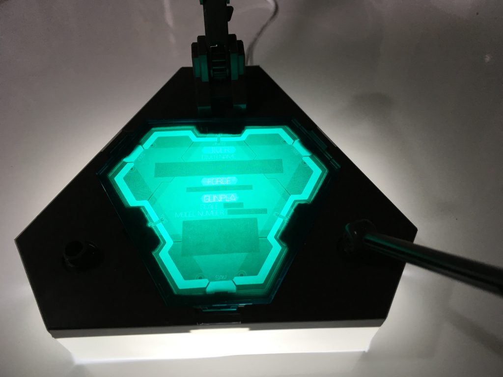 ダイバーギアの側面をプラ板で覆っています。
側面からいい感じに光が漏れてるので塗装せずそのままにしてます。