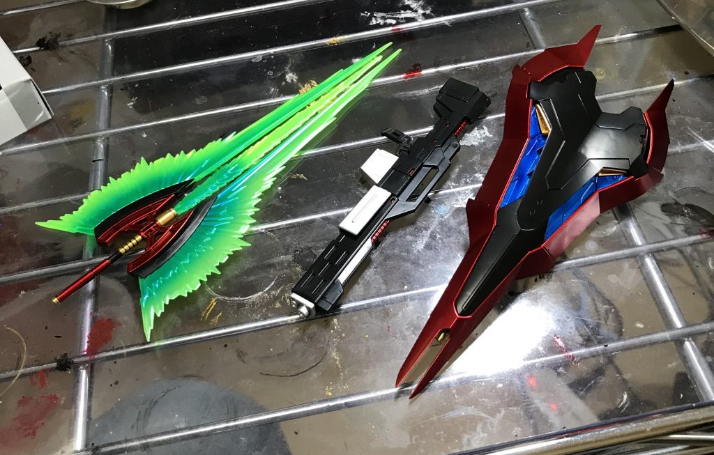 トマホークは自信あります。塗り分けにこだわり、ビーム部分はパールシルバーを吹いてキラキラさせて、根元にはクリアブルーでグラデーション入れています。シールドもいい感じです。