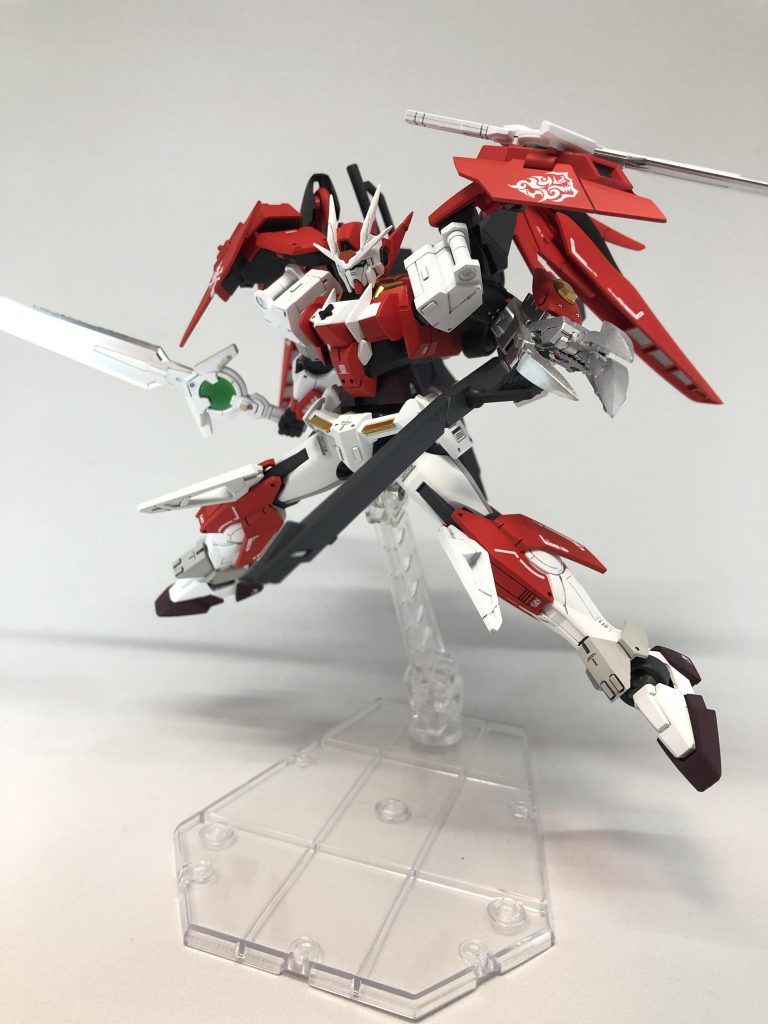 【GNビームランチャー】
狙撃や牽制に使用。本機唯一の長射程武装である。持ち手を持たなくとも射程することが可能。