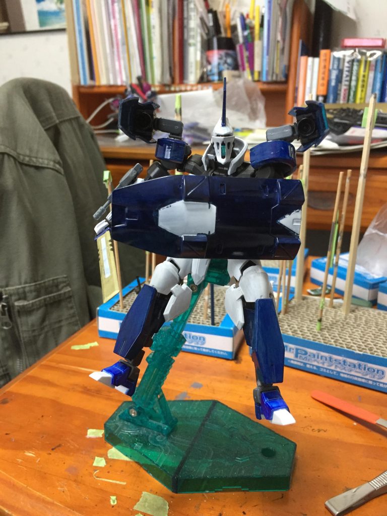 ヴァルキュリアシールド。大きめの盾。
シールドで攻撃を受け止めつつその反動と自身のブースターをフル活用して全力で逃げます。軽いので速いです。
「戦場の勇気」ですが生きるのに全力なのでピンチになったら即離脱主義なのです。