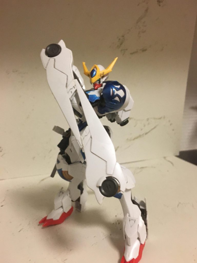 『サイドシールド』
Iフィールド発生機を2基搭載し、中央の空洞からビームシールドに似たエネルギー波を放射する。