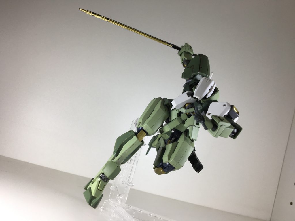 実は このヤマトはこの時点では完成してませんでした。
当初は 特殊なサブアームを腰の部分に装着させて初めて完成！という計画だったのですが、