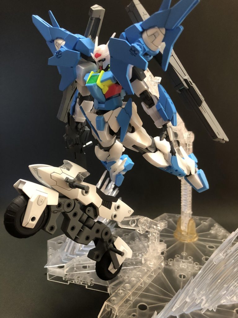 バックパックはギャラクシーブースターのジョイントパーツを少し切って接着、隙間をパテ埋め。
腕の装甲は上部分の角ダボ穴を削ってポリキャップ埋め込んでパテ埋めしてます。
初めてパテ使ったのでいろいろ多目に見てください😂
ちなみにスカイ本体にも2軸穴はあるので、画像のように通常のスカイのように装着することが可能です。