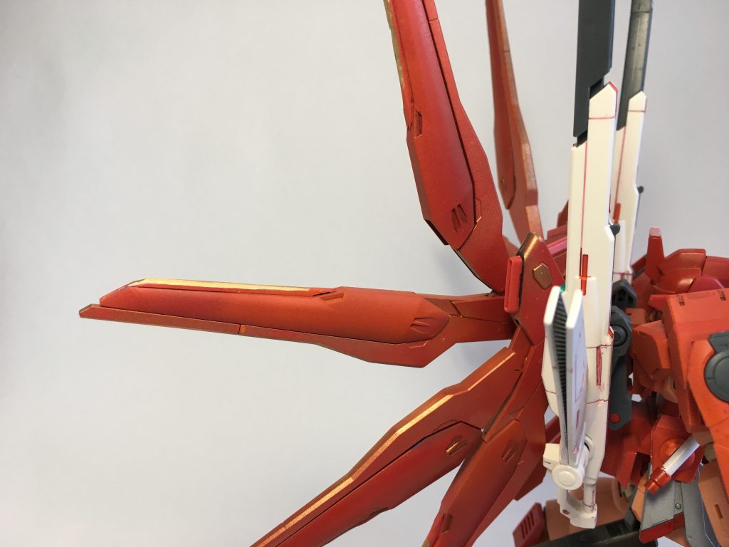 スーパードラグーンシステムには黄金のブレードを追加。これによりドラグーンの射撃に加え斬撃で敵を追い詰めることが可能
ここは初めての、金と赤の重ね塗り塗装、プラ材削って加工して鋭利にしてから塗装したので若干不安定な構造に・・・