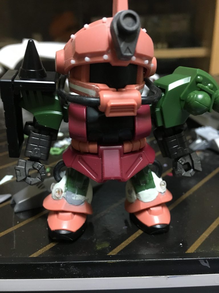 脚はまだ加工中ですが大まかに出来上がった頃です
バイザーのリベットはピンバイスで穴を開けプラ棒を差し込み丁度良い長さに切ってからヤスリで角を取りました。
見ての通り腕はコマンドガンダムまんまです、肩ジョイント部はザクのジョイントを真鍮パイプで軸打ちして取り付けています。