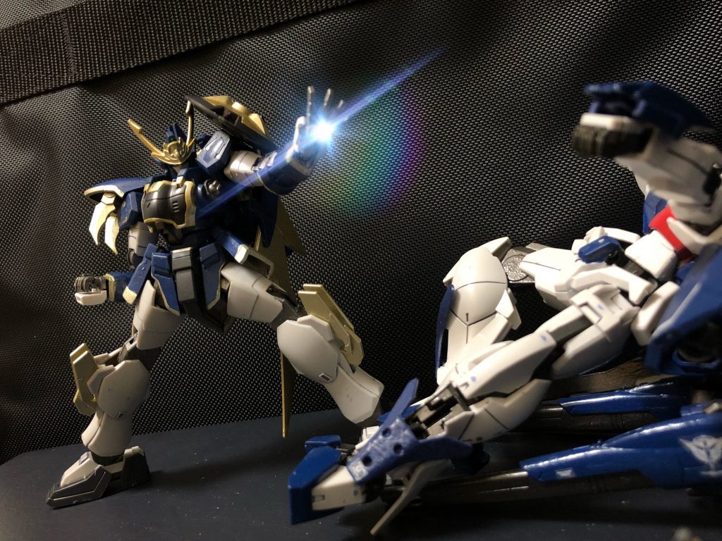 リク「く...、強い...。」
竜飛「どうした?もうお終いかい?」
リク「まだだ...!」
竜飛「.....。すまんな少年。さっきの奴らが秘宝の方に向かったようだ。」
リク「え?」
竜飛「奴らの動きを感知した。闘いの最中に申し訳ないが、私は秘宝の守護に向かわねば。」
リク「それじゃ...!?」
竜飛「私はそちらへ出向く!」
リク「相手は2機なんでしょう?僕たちも行きます!」
竜飛「いいだろう。だがビームが役に立たない事を忘れるなよ、少年!」