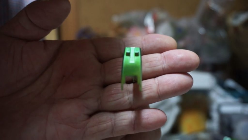 ガイアのプレミアムミラークロームを塗装・乾燥後、クリアグリーンとクリアイエローの塗装を行いました。