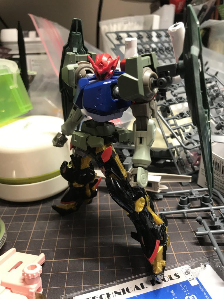 ロストネイム(前回作品)触り始めて一緒にあーでもないこーでもないと改造を続けたところなんとかバインダー、バックパックと形に(´-ω-｀)