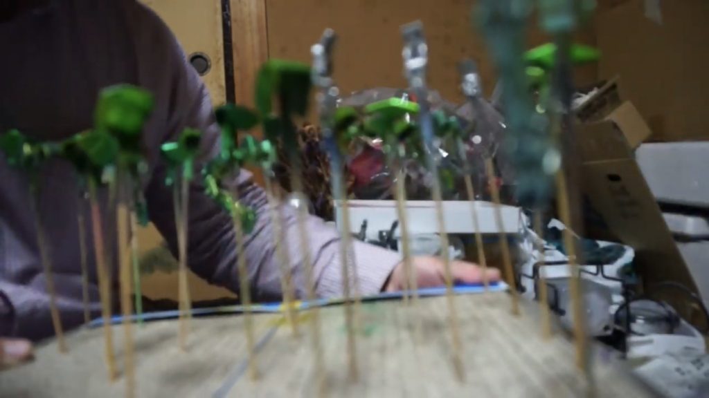 ヘックス迷彩にする為にマスキングし、迷彩部分にガイアのプライマーを塗装。その上からガイアのプレミアムミラークロームを塗装。【一部パーツに、黒サフ→プレミアムミラークロームを塗装】