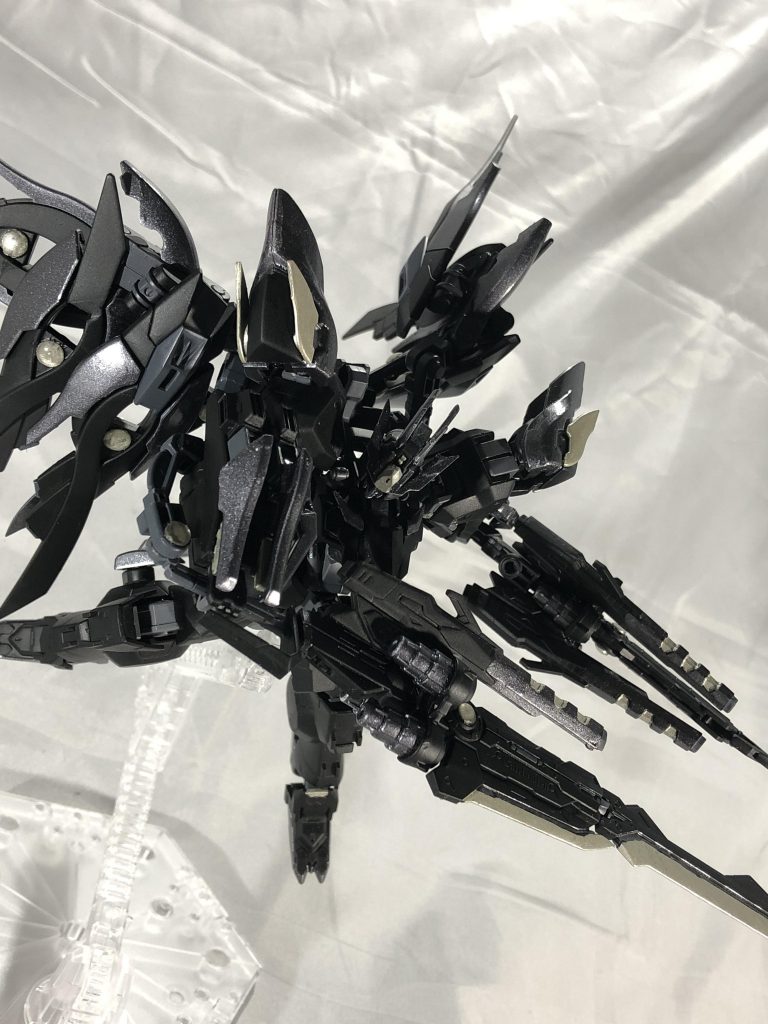 カレトヴルッフ・シャドイムの由来は英語の影と炎を組み合わせた造語です。最大出力時には灰色のクリスタルからは黒い炎が噴出する、といった設定です。