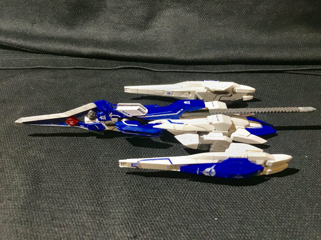 今回の目玉ユニット支援機「ワイバーン」。
オーライザーを元にしてダブルオースカイの機能向上を目的として作成された機体。
GN粒子のブースト、貯蔵機能の他、追加武器としてGNランスを装備。
オーライザーはRGダブルオーライザーから、ランスはコトブキヤのガンブレードランスを使用しています。
ランスを合体させるためにかなり悩みましたw
オーライザーの白部分以外は筆塗り塗装してます。オーライザー元々のデカール、ランス部分はRGクアンタのデカールを使用しました。