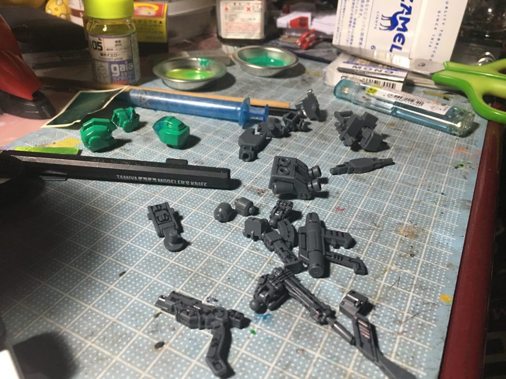 グレーパーツは素組みにトップコート