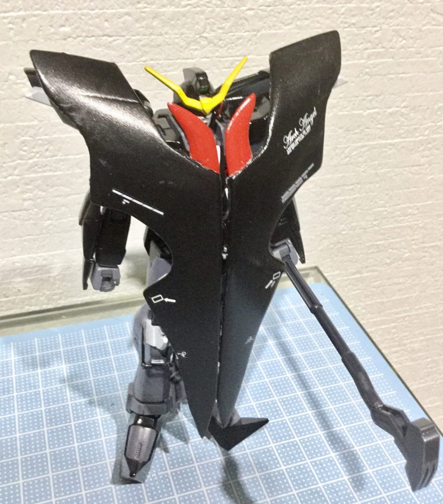 翼を畳むことによりステルス機能が働き至近距離でも計器に反応しない。気配を消すことにより神出鬼没な攻撃が可能となる。