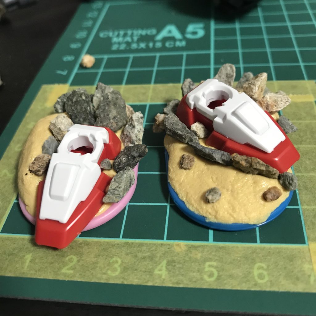 製作途中の足の部分です。
とんとん相撲用に足を拡大したかったので、百均のネームプレートでミニジオラマのように仕立てています。