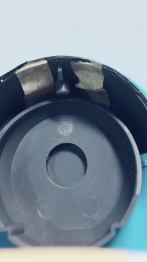 モモカプルの目の裏に磁石をくっつけて