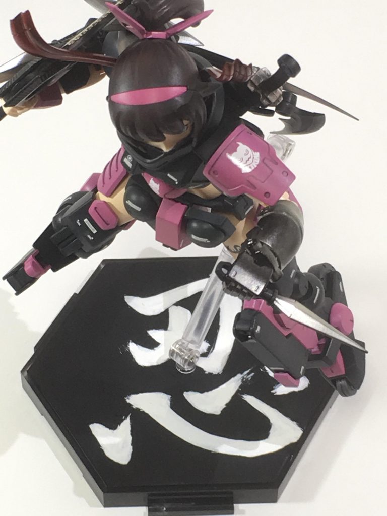 ベースもそのままでは味気なかったので、【忍】の一字を書道用の太筆で手書きしました。