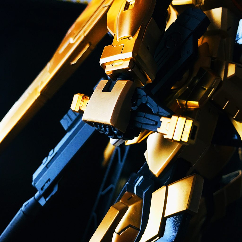 武器の持ち手には少しだけこだわりました。
極み手1/100を自分好みの持ち方にして、少し表情を持たせました。
キットそのものがとても作りやすくて面白いのでおススメです。
少しお高めですが満足度はかなり高いです!