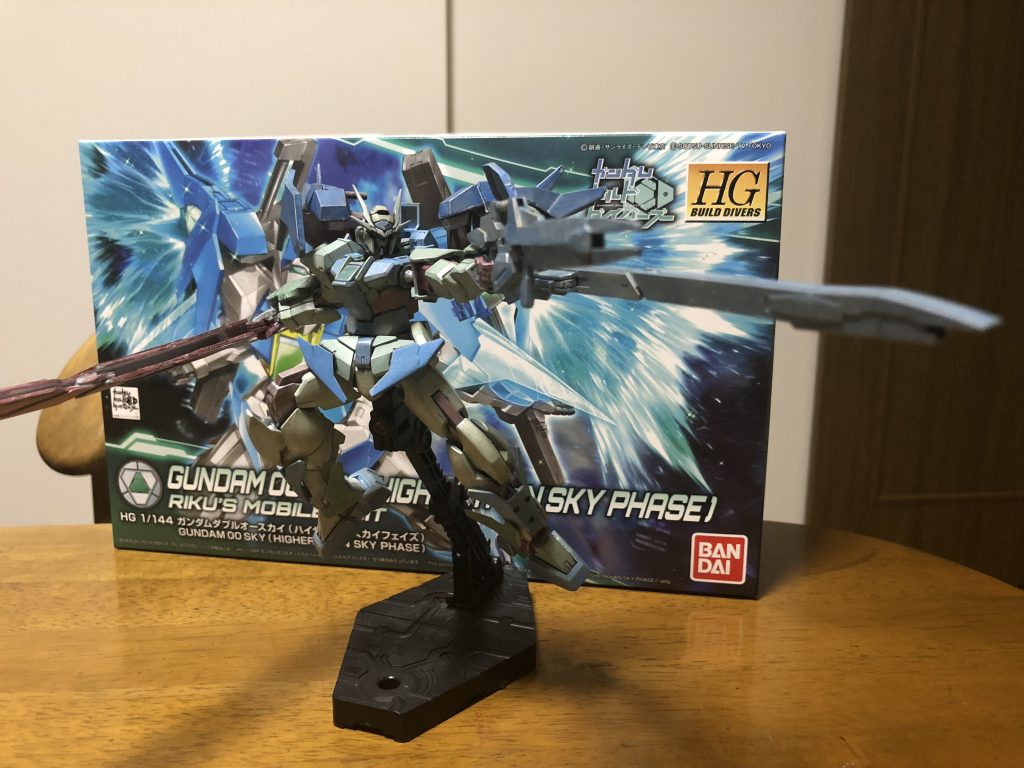 ロングライフル装備状態。元々の発想が、元キットの取説に「オプションでバスターソードとライフルは二刀流、二丁拳銃できる」とあったのでじゃあ作るからというところからきてます。