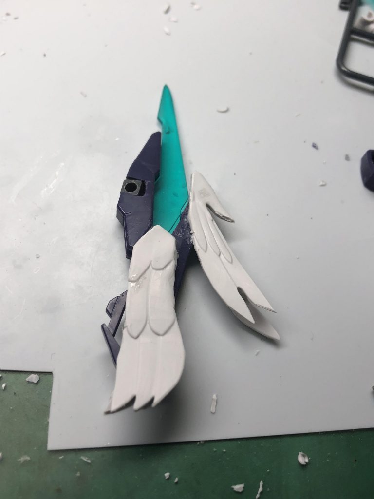 また、今回AGE2マグナムのFファンネルを使用したのですが、そのままではあまりにもポン付けすぎるので、そちらにも羽パーツを切り貼りして装飾を施しました。左右非対称のイメージを崩さないよう統一感のない装飾を考えるのが大変でした。