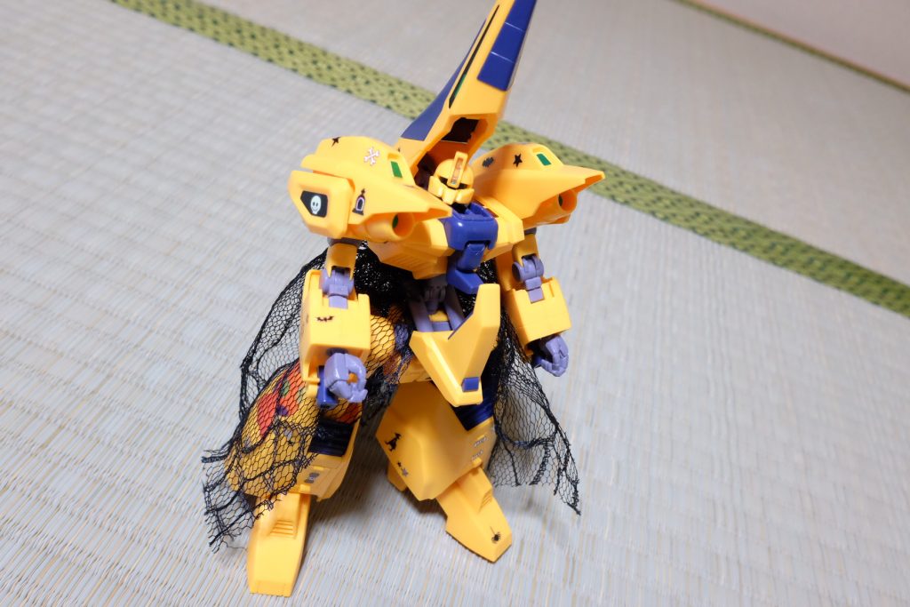 100均にあるネイルシールなどをこの子の大きさに合わせて少し切ったりしつつ貼りました。
メタスちゃん自体が可愛いので、メチャンコ可愛く仕上がりましたね。
素材の味がとても良い。