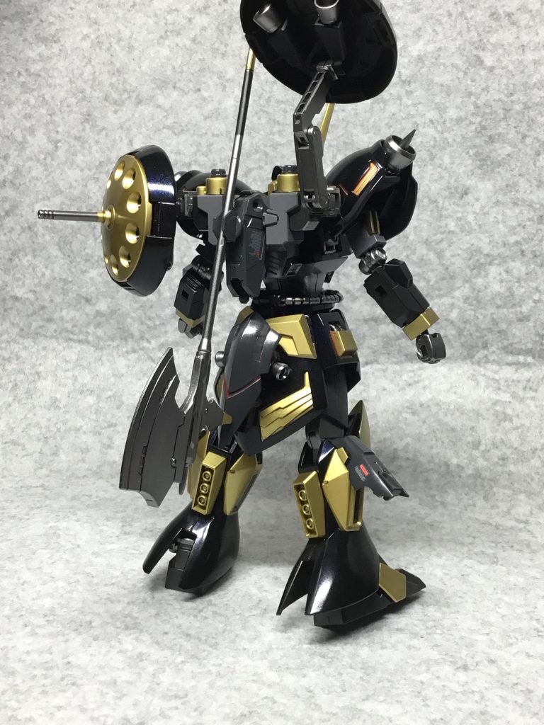 フル装備(背面)
シールドバインダーは攻撃・防御・機動力と様々な場面で使用できる本機の主力兵装。
ビーム砲・ミサイル・ブースターを内蔵し、ビームコートもされている。