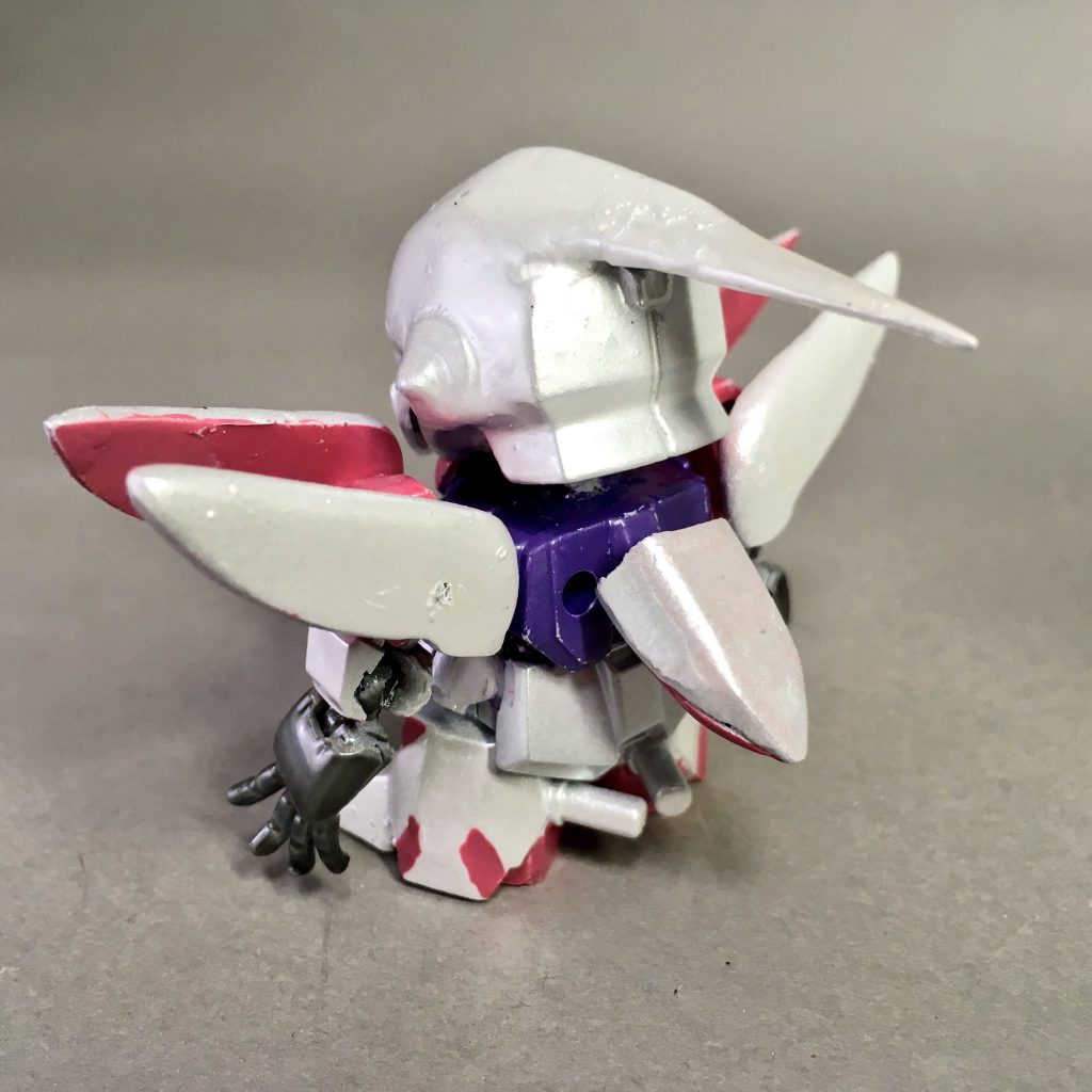 リアビューです。
騎士ガンダムランサー以外では、ジャンクパーツで保管していたスクランブルガンダムとインパルスガンダムのパーツを少しだけ使っています。
手首はHGBCビルドハンドです。