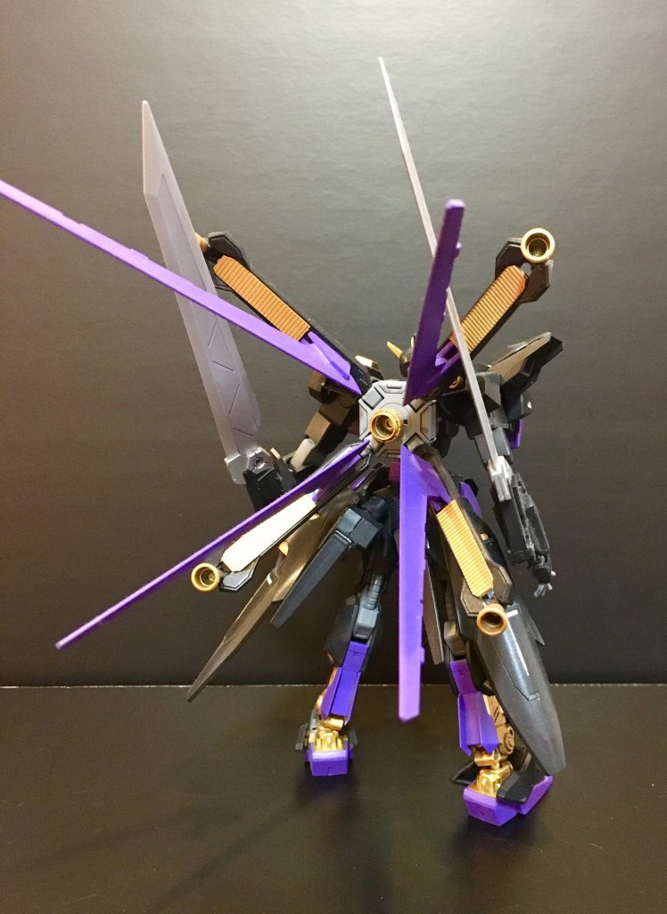 紫の羽はフリーダムの羽の黒いとこの