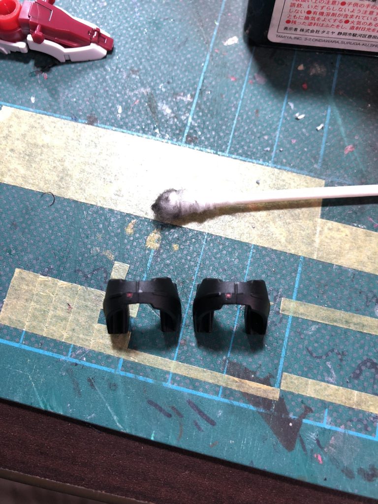 ゲート跡はスプレー缶のガス抜きの時の要領で塗料を少し出して筆でちょんちょん塗りました!