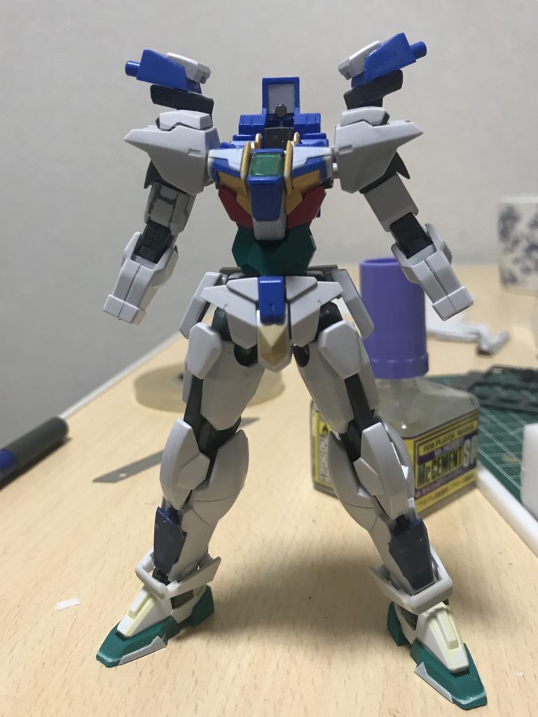 胸パーツは横に2mmずつ延長。
腰部の延長はクアンタの腰パーツを取り付けました。
ダブルオースカイ側の受け身には同じくクアンタのパーツを調整して接続可能に。