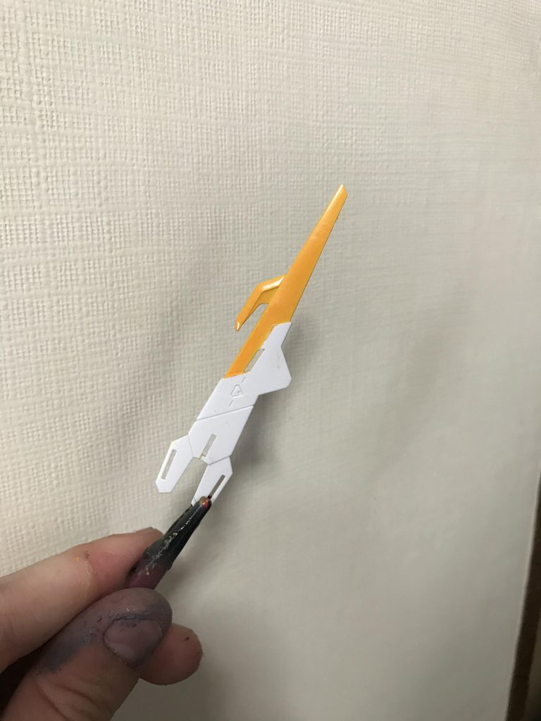 テイルもパーツ分割されていない為、マスキングで塗り分けています。(画像は白はまだ未塗装です。)