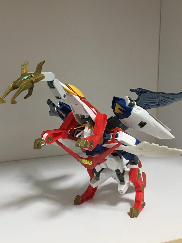 ドラゴンチェンジでドラゴン形態にも変形可能です