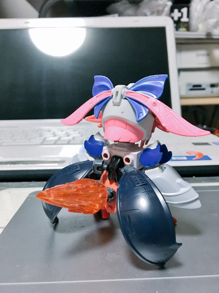 実は帯を支えに立っています。