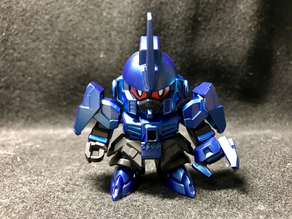 アンテナはSGシャア専用ザク、
左腕はSDイージスのパーツとジャンクパーツで
肩は二代目頑駄無大将軍の足パーツ、
ブリザードナックルはSDイージスの手の甲を使いました。