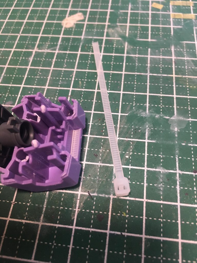 首の後ろの肉抜き穴は、100均の結束バンドを適当に貼り付け