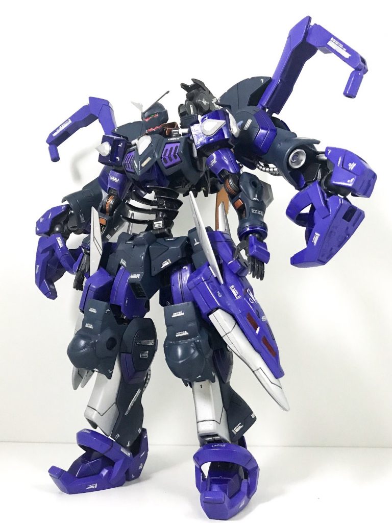 【死霊装備:ゴーストモード】
サミジナユニットをバックパックに接続した宇宙用装備
超高速移動を可能にするため、背面にスラスターを集中させる方法が取られた。ただし、ガンダムフレーム1機分の重量を背面に装備していることになる為加速しやすい分、地上での運用は不可。


脅威の3形態‼︎
よりネクロマンサーの姿を意識して用意してみた形態になります。
ぱっと見、ガンダムというかMAに近い敵側の雰囲気になりましたが、これはこれでアリ？かなと思います。


【以下はアピールショット】