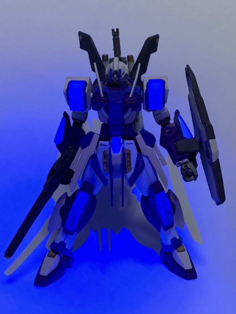 クリアパーツはブラックライトで発光します。