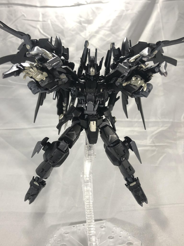 イービルズ・スプリーム。デモンズ・フィンガーを両手にした状態で掌のエネルギーを前方に弾き飛ばします。威力、範囲は爪の範囲を広げれば拡散ビーム、狭めれば強いビームレーザーを放つことが出来ます。