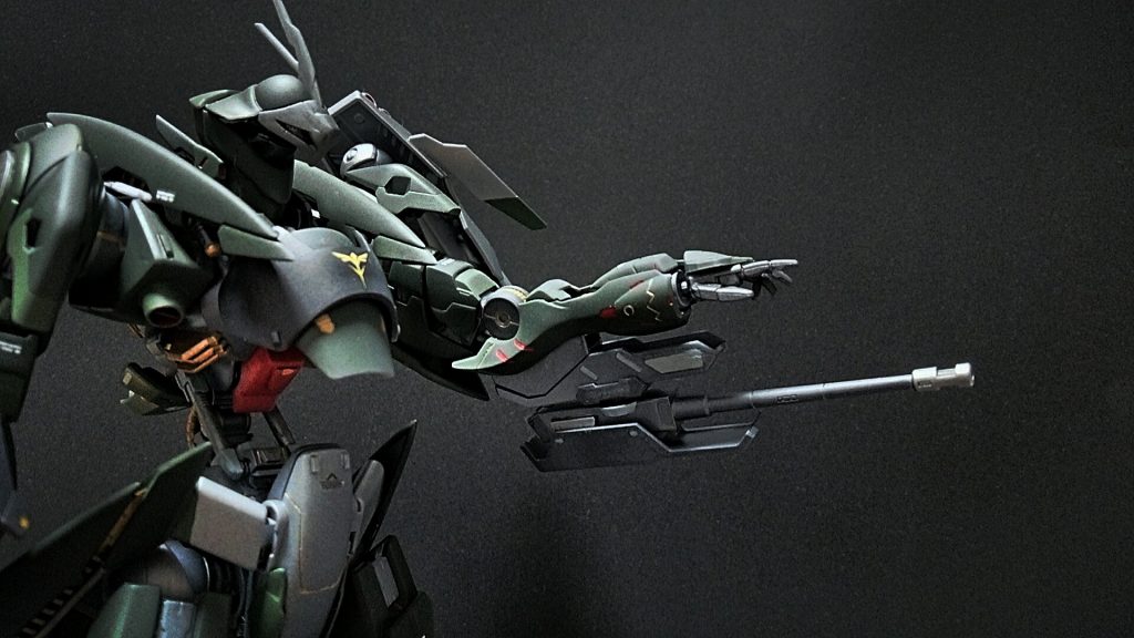 両腕に装備された200mm砲を発射!左手は指に少し動きを付けてます。