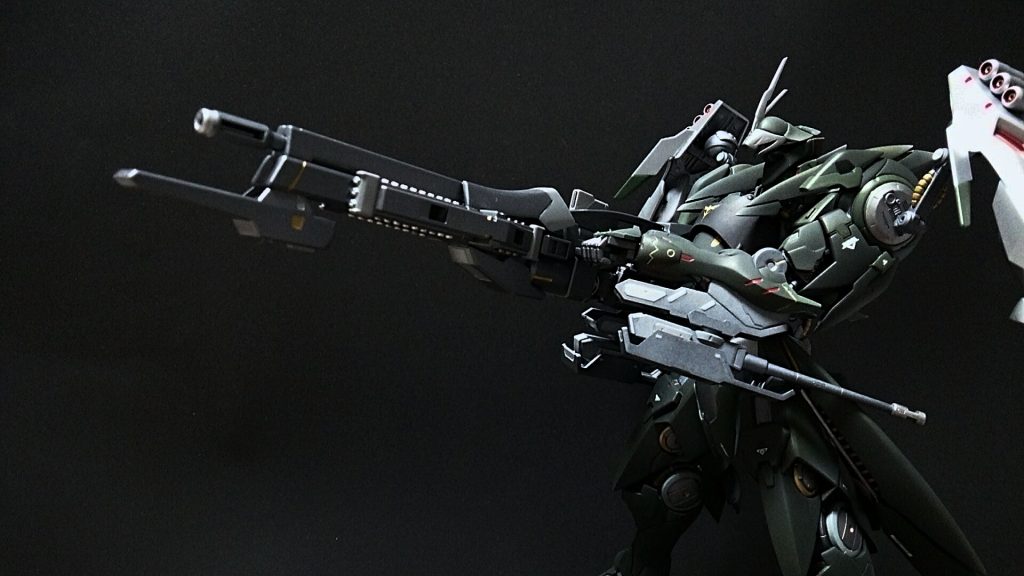 強力なメガビームライフル。両手で保持する事が可能です。