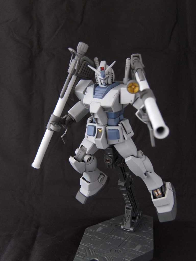 今回の目玉(？)のスコープ付きバズーカです。
用意した左手用持ち手で両手持ちが出来ます。