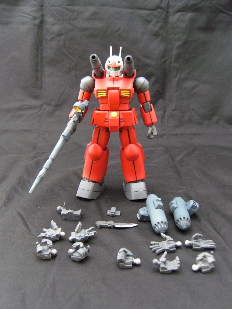 本作の全容です。
キット付属のハンドパーツは使わず、1/144MSハンドと当時プライズ景品であったガンキャノンのハンドパーツとナイフ、ジャンクの左開き手とシールド取り付けパーツを加工した物を用意しました。