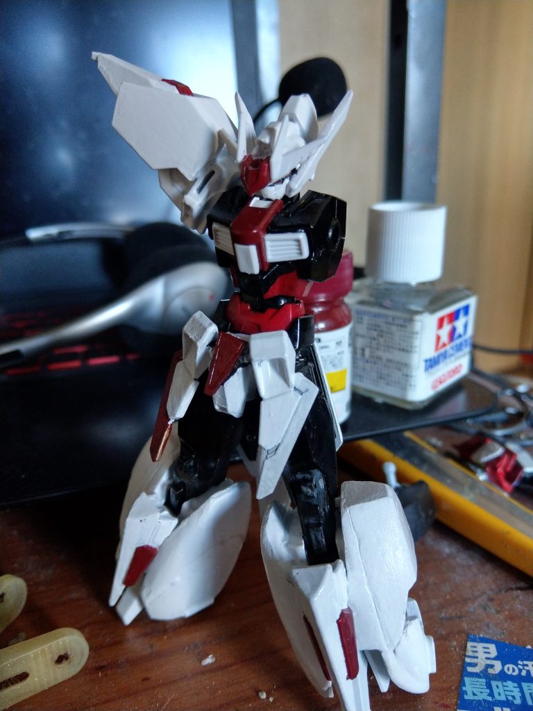 ハーディガンの足ってイケメンですよねと思いながら隙間をパテ埋め。
塗りながら作っていたので既に色が付いてどこがどのパーツか分かりにくくなっていますが、肩の白いパーツはバイアランカスタムのをベタ付け先端部分はジャンクであったパーツです