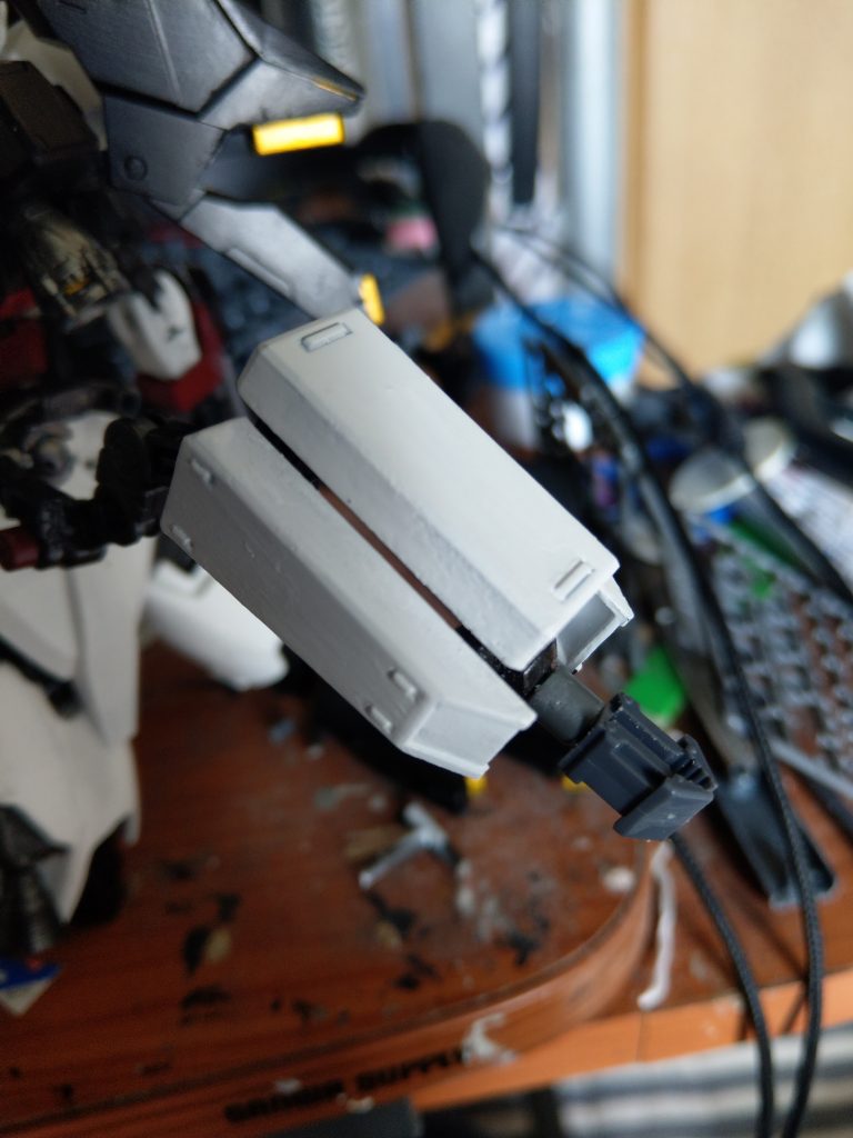 サブアームのハンド部分の展開方法は考えた結果、T字ランナーにアームズのジョイントを接着して差し替えで展開出来るようにしました