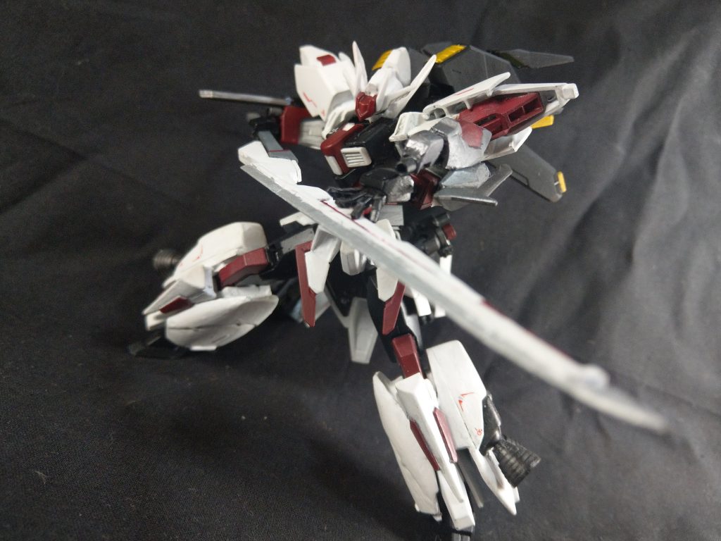 対艦刀はザンライザーの残骸を切って貼り付けて
重たくは無いので片腕でも十分保持できます