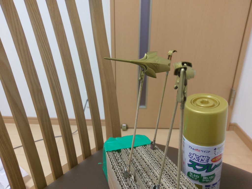 エングレービングの下地のゴールドだけホムセンに売ってる水性スプレーを使いました。臭いもなく、エナメル溶剤にも全然負けません。（多分クレオスの水性溶剤にも強いと思います）