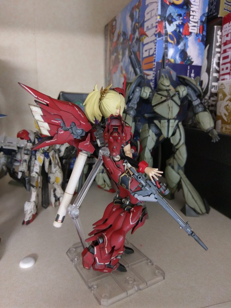 赤色の部分は全て筆塗りでタミヤアクリルのフラットレッド。ウェザリングの効果で着衣（！？）と装甲部分に色味の差が出ています。グレーのフレームと肌色の部分は成型色です。