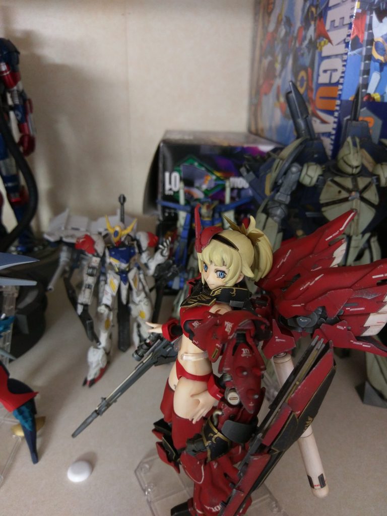 レジンを盛る際、軽く魚眼状に盛ってあるので、左側面なら若干視線が追随する（ように見えんこともない）