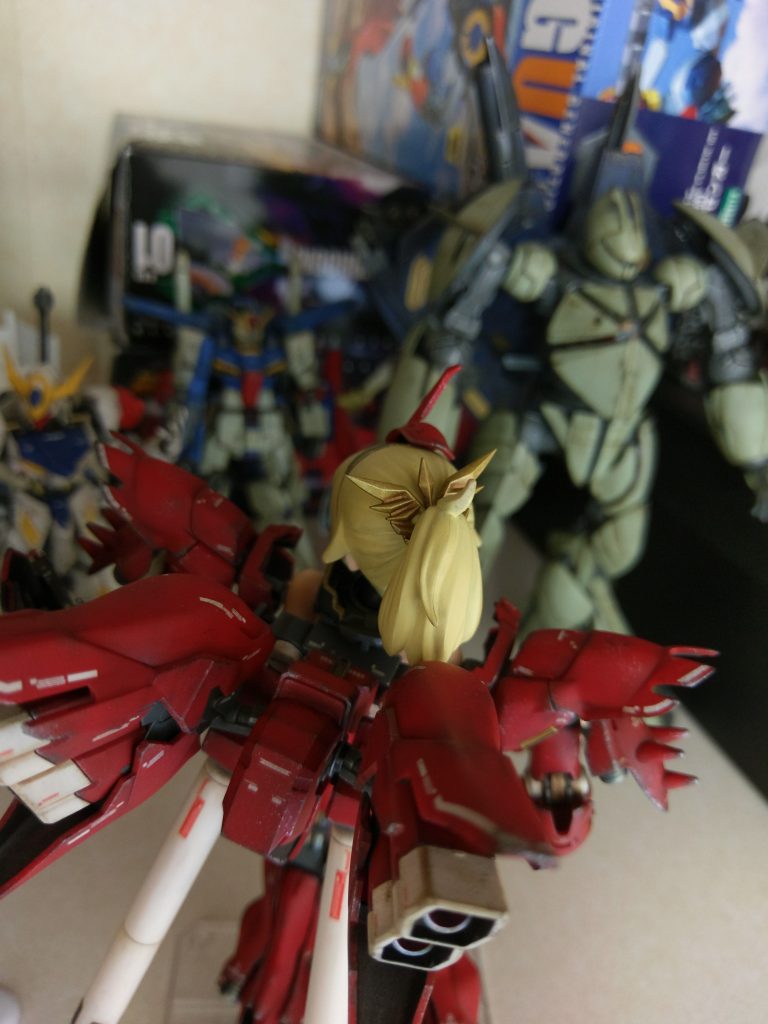 キット付属のシュシュみたいなやつが大佐の乗機としては若干軟弱ぽかったので、漢くさいネオジオンエンブレムに変えておきました。