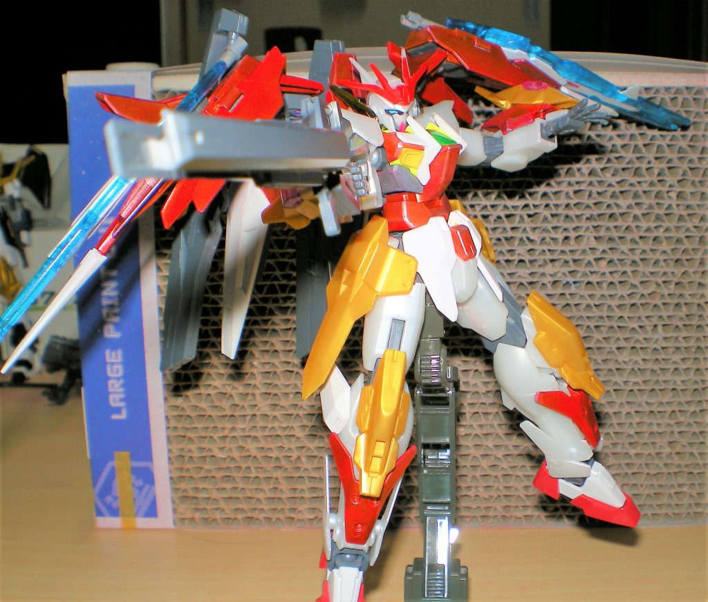 ビームライフルは先端形状を変更。より圧縮された荷電粒子砲に。一応、腰裏にマウントできます。